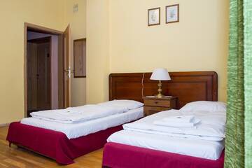 Фото номера Небольшой двухместный номер с 2 отдельными кроватями Отель Hotel Karkonosze г. Каменна-Гура 4