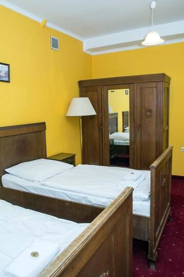 Фото номера Небольшой двухместный номер с 2 отдельными кроватями Отель Hotel Karkonosze г. Каменна-Гура 6